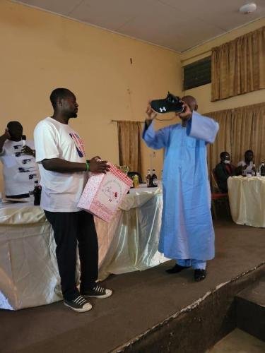 coach Fouejo recevant son second prix