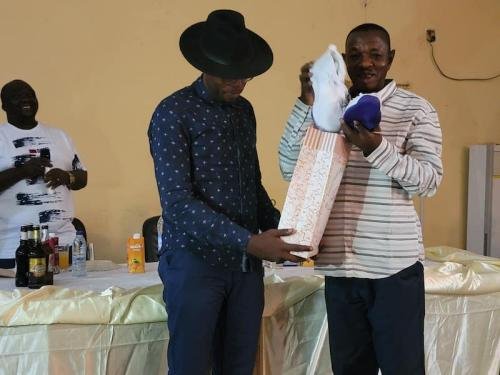 divisionnaire Tanefo recevant son prix